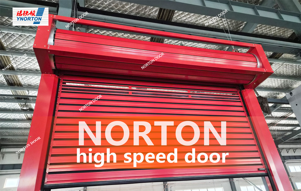 Gudang ini menggunakan pintu berkelajuan tinggi untuk meningkatkan kecekapan.